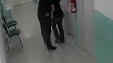 Médico é preso ao ser flagrado assediando enfermeira em posto de saúde - Imagem: reprodução