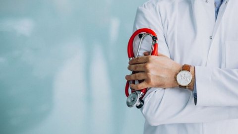 Médico recebe R$ 851 mil em fraude de plantões e cirurgias - Imagem: Reprodução / Freepik