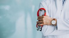 Médico recebe R$ 851 mil em fraude de plantões e cirurgias - Imagem: Reprodução / Freepik