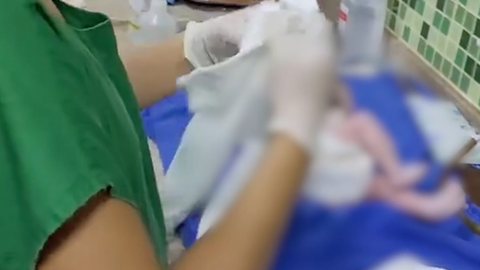 A cena foi gravada pelo próprio médico após o parto - Imagem: reprodução/Facebook