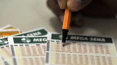 Para ganhar o prêmio máximo da Mega-Sena, é necessário acertar as seis dezenas sorteadas - Imagem: Reprodução / Marcello Casal Jr / Agência Brasil
