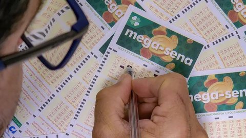Os interessados têm até as 19h do dia 19 para realizar suas apostas em lotéricas ou pelo aplicativo Loterias Caixa - Imagem: Reprodução / Rafa Neddermeyer / Agência Brasil