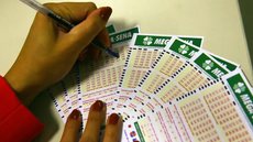 Mega-Sena movimenta apostadores com prêmio milionário. - Imagem: Reprodução/Agência Brasil.