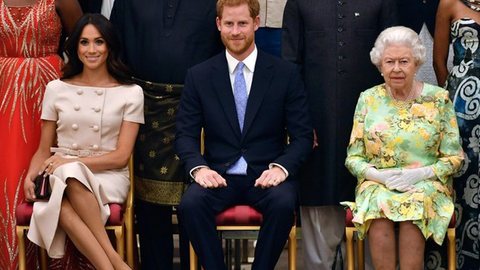 Meghan Markle e Príncipe Harry ao lado da Rainha Elizabeth II em evento, em Londres - Imagem: Reprodução/Twitter @MeghanMood