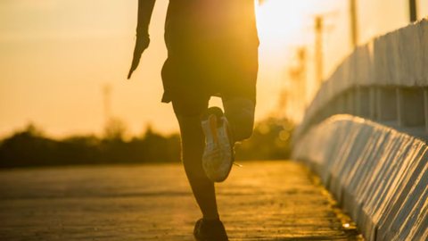 A Meia Maratona ofereceu diferentes distâncias, mas a tragédia ressalta a necessidade de cuidados com a saúde dos participantes. - Imagem: Reprodução | Freepik