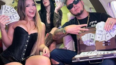 MC Melody, o pai e a irmã exibem notas de dólares em um jato particular - Imagem: reprodução/Instagram
