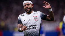 Memphis Depay durante treinamento pelo Corinthians; atacante segue fora por lesão e desfalca equipe na Libertadores - Imagem: Reprodução