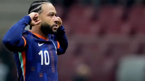 Memphis Depay comemora gol pela Holanda - Foto: Roy Lazet/Soccrates/Getty Images