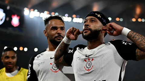 Memphis Depay segue em recuperação física e tem retorno tratado com cautela pelo Corinthians - Imagem: Reprodução