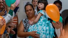 Menina de 7 anos recebe alta após viver em hospital desde o nascimento - Imagem: Reprodução/X