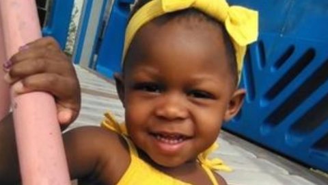 Um acidente entre carros levou a vida de Aniya Robinson, uma bebê de um ano de idade. - Imagem: reprodução I The Mirror