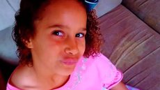 A família de Izabely Alexandra, de 8 anos, recebeu a notícia que a menina foi encontrada morta no sofá do suspeito. - Imagem: reprodução I Band B