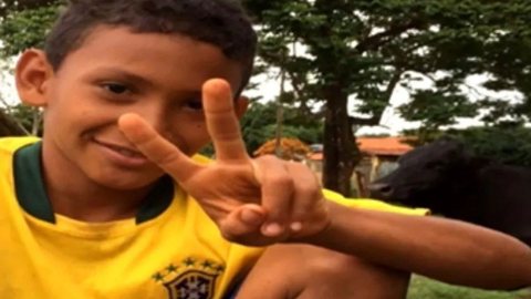 O caso está sendo investigado pela Polícia Civil de Goiás (PCGO). O garoto foi identificado como João Vitor Carneiro, que foi sepultado pelos familiares durante o último sábado (04) - Imagem: reprodução/Metrópoles