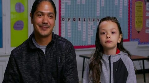 David Diaz Jr. ao lado de seu pai, David Diaz Sr., em programa de TV narrando o incidente em escola - Imagem: reprodução/Fox