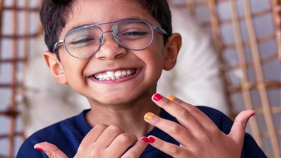 Kauan, de 8 anos, pintou as unhas com suas cores favoritas, amarelo e vermelho - Imagem: Reprodução Twitter @eurafacesar