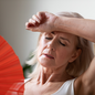 Exames laboratoriais podem ajudar a investigar cansaço, perda de força e alterações metabólicas durante a menopausa, mas a indicação deve ser definida de forma individualizada - Imagem: Reprodução