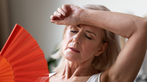 Exames laboratoriais podem ajudar a investigar cansaço, perda de força e alterações metabólicas durante a menopausa, mas a indicação deve ser definida de forma individualizada - Imagem: Reprodução