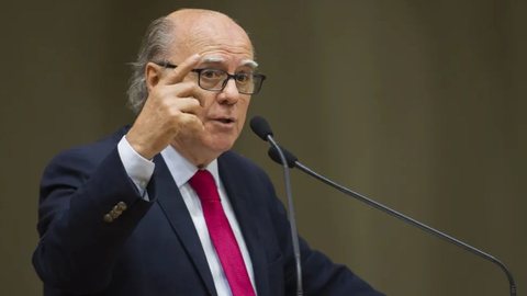 Cezar Schirmer (MDB) discursando no plenário da Câmara de Porto Alegre - Imagem: Divulgação / CMPA / Leonardo Lopes