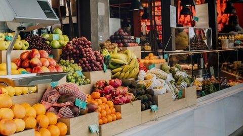 A concessionária responsável pelo Mercado Municipal de São Paulo determinou novas regras aos comerciantes para evitar o ''golpe da fruta''. - Imagem: reprodução I Freepik