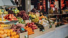 A concessionária responsável pelo Mercado Municipal de São Paulo determinou novas regras aos comerciantes para evitar o ''golpe da fruta''. - Imagem: reprodução I Freepik