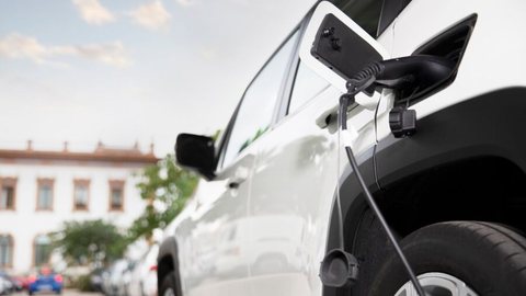 Mercado de veículos elétricos movimenta US$ 1 bilhão em 2024, com alta de 931% - Imagem: Reprodução / Freepik