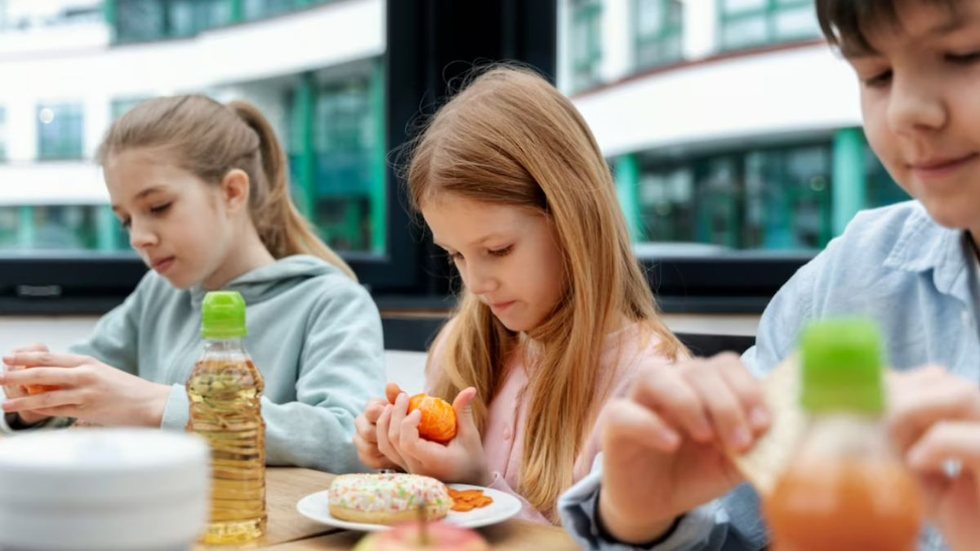 Um reajuste no valor diário da merenda escolar de alunos da rede pública entra em vigor. - Imagem: reprodução I Freepik