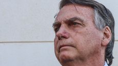 Com a imposição de uma tornozeleira eletrônica, Bolsonaro enfrenta novas limitações em sua liberdade e comunicação - Imagem: Reprodução / Agência Brasil / Valter Campanato