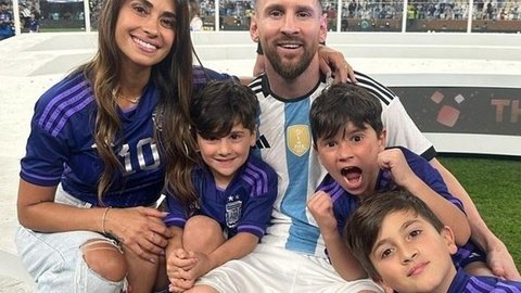 Lionel Messi celebra a vitória da Argentina na Copa do Mundo ao lado da esposa, Antonella - Imagem: reprodução/Instagram @antonelaroccuzzo