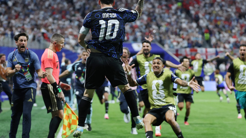 Lautaro Martínez comemora o gol da virada da Argentina sobre a Inglaterra na semifinal da Copa do Mundo de 2026, em Atlanta - Imagem: Reprodução