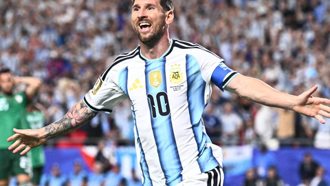 Messi comemora mais um gol na Copa do Mundo durante a dramática vitória da Argentina por 3 a 2 sobre Cabo Verde - Imagem: Reprodução