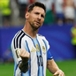 Argentino chegou a 18 gols em Mundiais e garantiu a classificação da Argentina para o mata-mata da Copa de 2026 - Imagem: Reprodução
