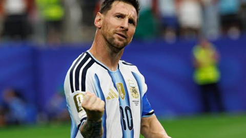 Argentino chegou a 18 gols em Mundiais e garantiu a classificação da Argentina para o mata-mata da Copa de 2026 - Imagem: Reprodução