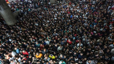 Metrô Sé lotado após temporal de sexta-feira (24) - Imagem: Reprodução / Agência Brasil / Paulo Pinto