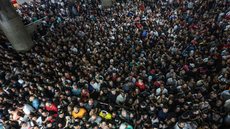 Metrô Sé lotado após temporal de sexta-feira (24) - Imagem: Reprodução / Agência Brasil / Paulo Pinto