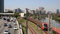 Trem da CPTM na Marginal Pinheiros - Imagem: Reprodução / Agência Brasil / Rovena Rosa