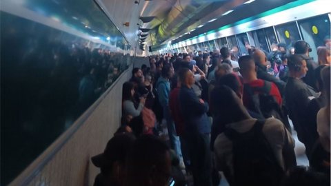 A estação Vila Prudente do metrô de SP enfrenta problemas operacionais, com trens parados e estações lotadas - Imagem: Reprodução | X (Twitter)