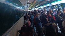 A estação Vila Prudente do metrô de SP enfrenta problemas operacionais, com trens parados e estações lotadas - Imagem: Reprodução | X (Twitter)