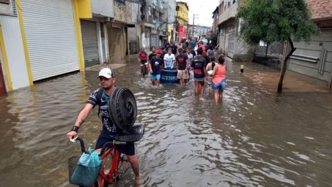A Prefeitura de São Paulo distribui refeições e cartões emergenciais, mas críticas à falta de apoio persistem entre os moradores. - Imagem: Reprodução | X (Twitter) - @Metropoles