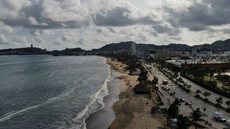 Cidades costeiras como Puerto Escondido já sentem os efeitos do furacão, com chuvas intensas e ventos fortes afetando a população. - Imagem: Reprodução | X (Twitter) - @AP