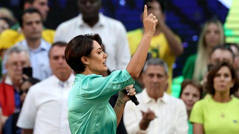 Aliados próximos revelam irritação de Jair Bolsonaro após articulação política feita por Eduardo Bolsonaro sem consenso interno. - Imagem: Buda Mendes / Getty Images
