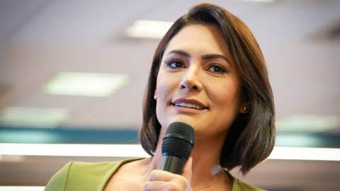 Michelle Bolsonaro afirmou que aceitou o pedido de desculpas de Flávio Bolsonaro e propôs uma conversa para reconstruir a relação familiar e política entre os dois - Imagem: Reprodução