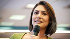 Michelle Bolsonaro afirmou que aceitou o pedido de desculpas de Flávio Bolsonaro e propôs uma conversa para reconstruir a relação familiar e política entre os dois - Imagem: Reprodução