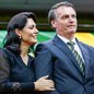 Michelle Bolsonaro demonstrou preocupação após a divulgação da carta de Jair Bolsonaro, publicada por Flávio Bolsonaro, diante da possibilidade de nova análise das medidas cautelares pelo STF. - Imagem: Reprodução / Carolina Antunes / PR