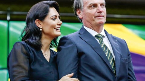 Michelle Bolsonaro demonstrou preocupação após a divulgação da carta de Jair Bolsonaro, publicada por Flávio Bolsonaro, diante da possibilidade de nova análise das medidas cautelares pelo STF. - Imagem: Reprodução / Carolina Antunes / PR