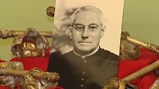 Alça do caixão do Padre Albino - Imagem: Reprodução / TV TEM