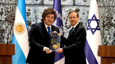 Milei recebe medalha de honra em Israel e reforça aproximação política com o país - Imagem: Reprodução / X