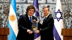 Milei recebe medalha de honra em Israel e reforça aproximação política com o país - Imagem: Reprodução / X