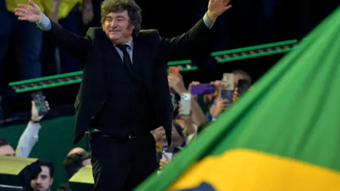 Javier Milei participou da convenção nacional do PL em São Paulo e realizou ataques contra autoridades brasileiras. As declarações provocaram uma reação formal do Itamaraty e elevaram a tensão diplomática entre Brasil e Argentina. - Imagem: Reprodução