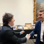 Flávio Bolsonaro e Javier Milei durante encontro no Palácio dos Bandeirantes, em São Paulo, antes da convenção que confirmou a candidatura do senador à Presidência da República. - Imagem: Reprodução