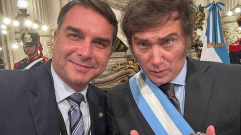 Milei cita "onda azul" para o Brasil ao comentar o encontro com Flávio Bolsonaro - Imagem: Reprodução | Redes Sociais